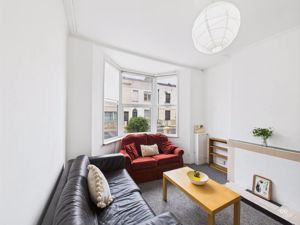 LIVING ROOM- click for photo gallery